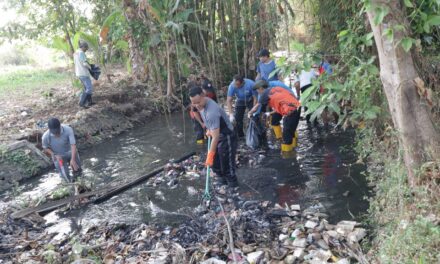 Bupati Fahmi Turun Langsung Bersihkan Sungai Kramean, 1,5 Ton Sampah Berhasil Diangkut