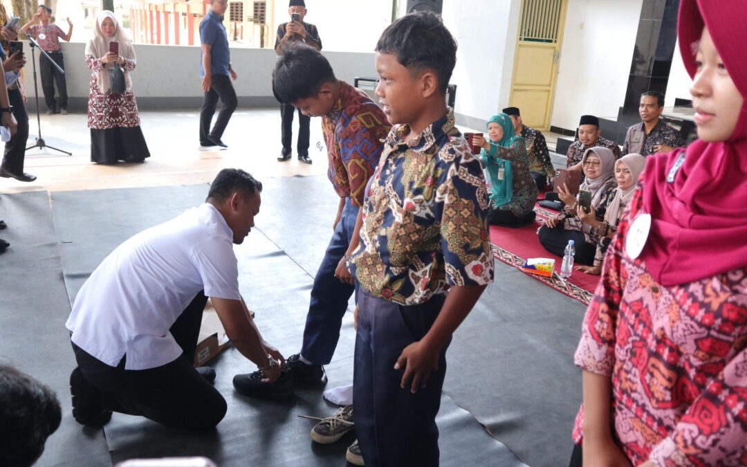 Sepasang Sepatu Sejuta Harapan, Bupati Fahmi Salurkan Donasi untuk 125 Siswa di Padamara