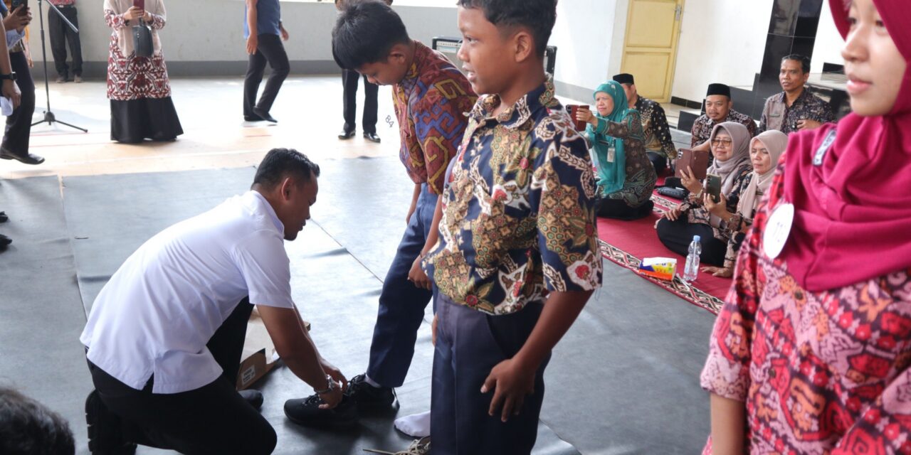 Sepasang Sepatu Sejuta Harapan, Bupati Fahmi Salurkan Donasi untuk 125 Siswa di Padamara