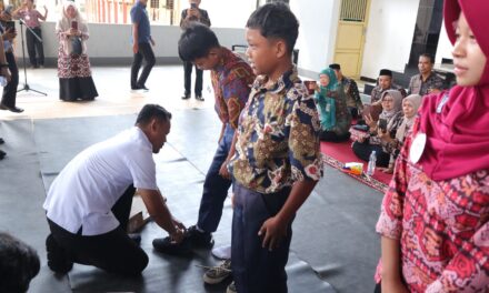 Sepasang Sepatu Sejuta Harapan, Bupati Fahmi Salurkan Donasi untuk 125 Siswa di Padamara