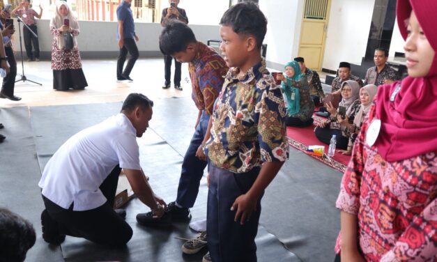 Sepasang Sepatu Sejuta Harapan, Bupati Fahmi Salurkan Donasi untuk 125 Siswa di Padamara
