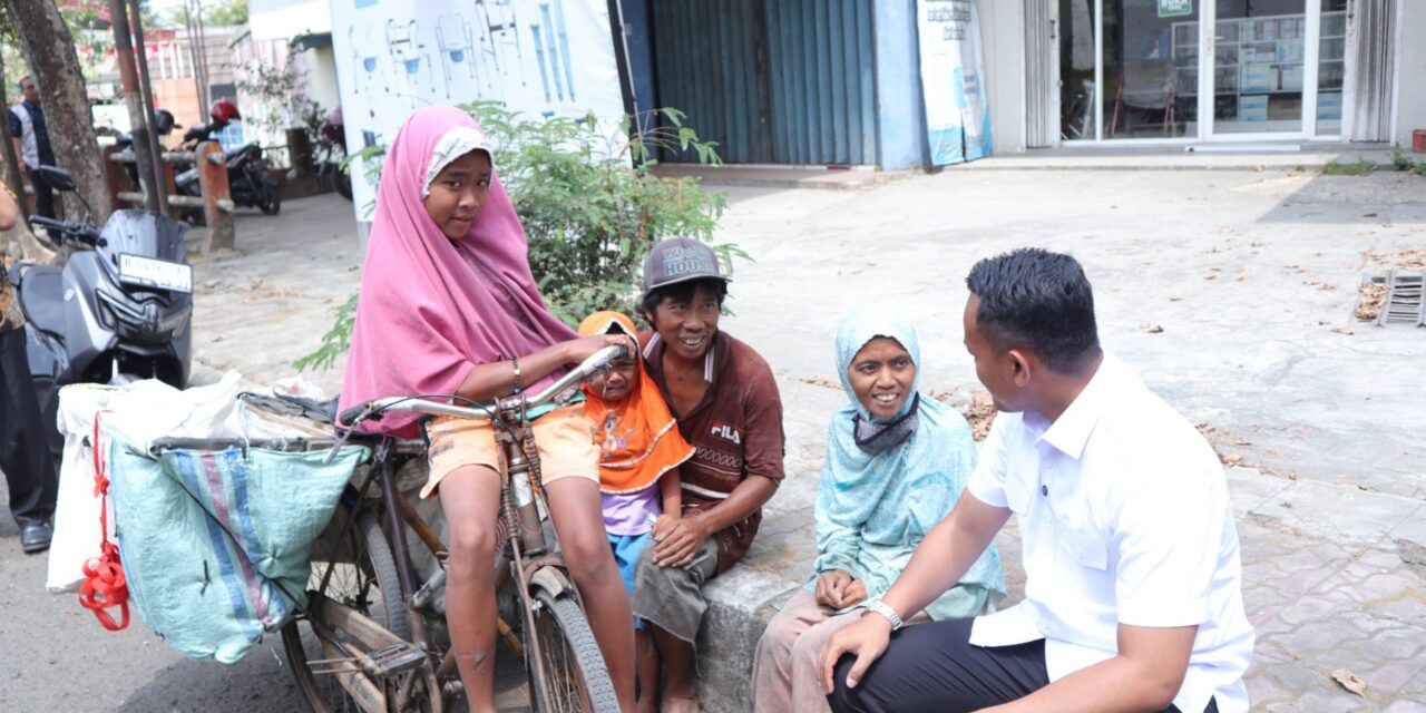 Bupati Fahmi Temui Keluarga Pemulung, Salurkan Bantuan dan Dorong Mereka Bangkit