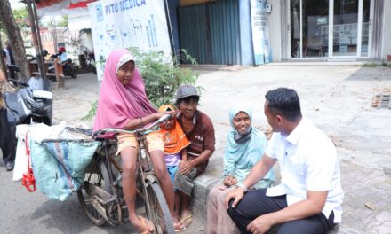 Bupati Fahmi Temui Keluarga Pemulung, Salurkan Bantuan dan Dorong Mereka Bangkit