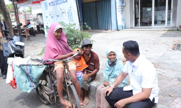 Bupati Fahmi Temui Keluarga Pemulung, Salurkan Bantuan dan Dorong Mereka Bangkit