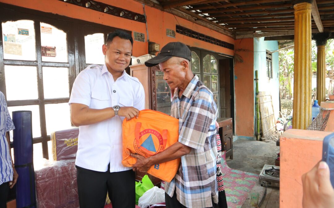 Bupati Fahmi Kunjungi Korban Kebakaran di Blater, Dorong Gotong Royong Pulihkan Rumah