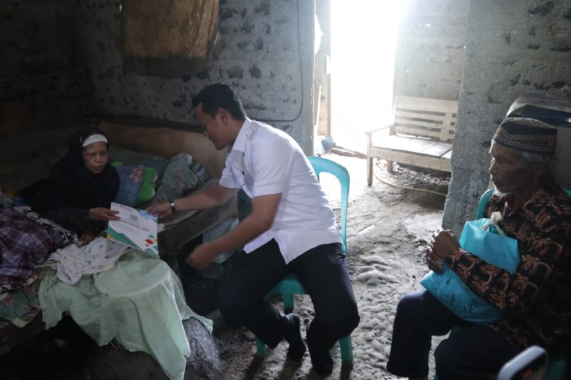 Sembako dari Gaji dan Tunjangan Bupati Hadir di Binangun, Warga Rentan Juga Dapat Perhatian Langsung