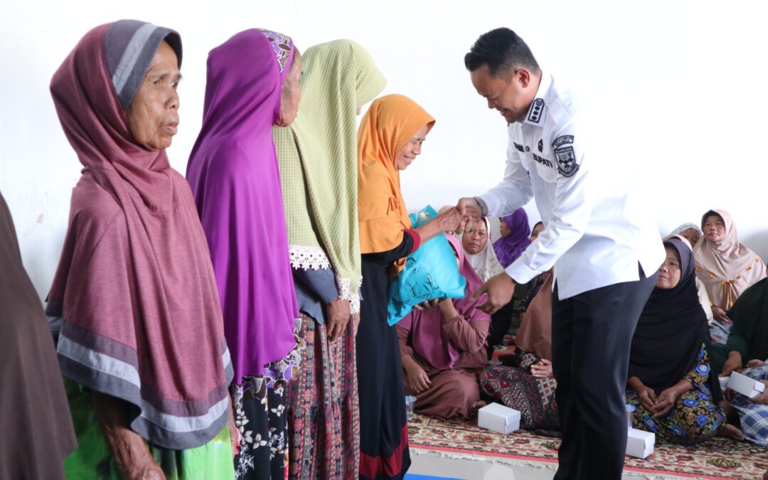 Dari Gaji dan Tunjangan, Bupati Fahmi Salurkan 135 Paket Sembako untuk Warga Buara