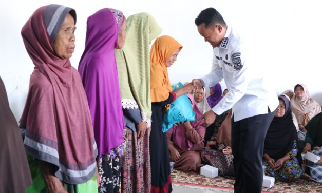 Dari Gaji dan Tunjangan, Bupati Fahmi Salurkan 135 Paket Sembako untuk Warga Buara